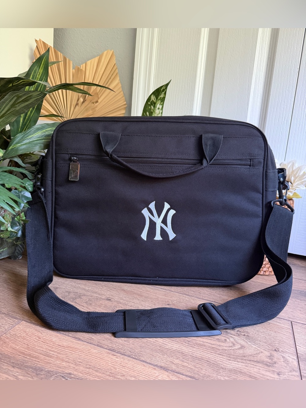 Genuine MLB New York Yankees Black Expandable Laptop Messenger Bag – Unisex - Picture 12 of 13